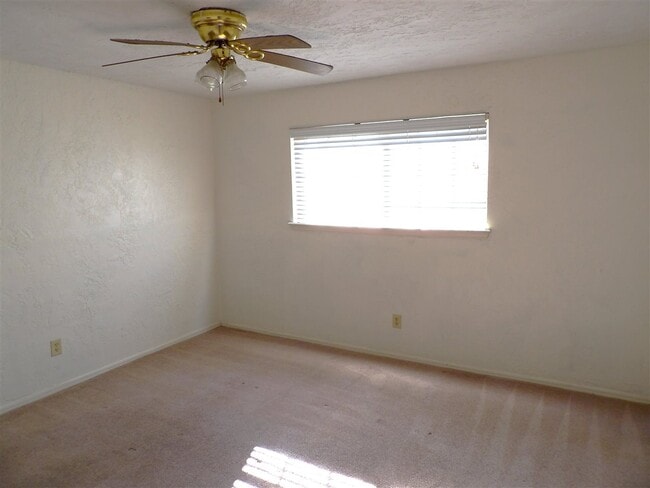 Building Photo - 6405 NW Oak Ave