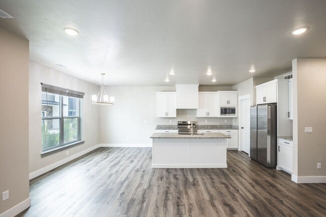 Building Photo - 3 Bed 2.5 bath town home in Sugar City, with 2 stall garage
