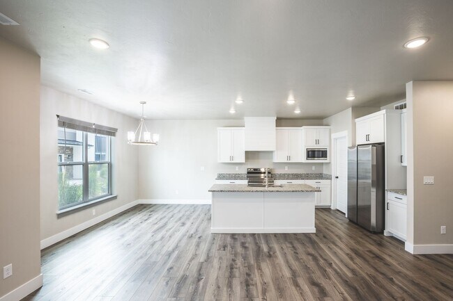 Foto del edificio - 3 Bed 2.5 bath town home in Sugar City, with 2 stall garage