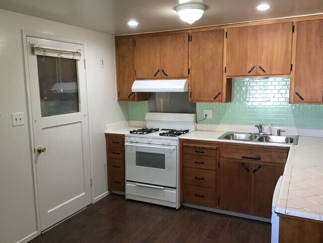 Building Photo - Home on large lot in Old Roseville