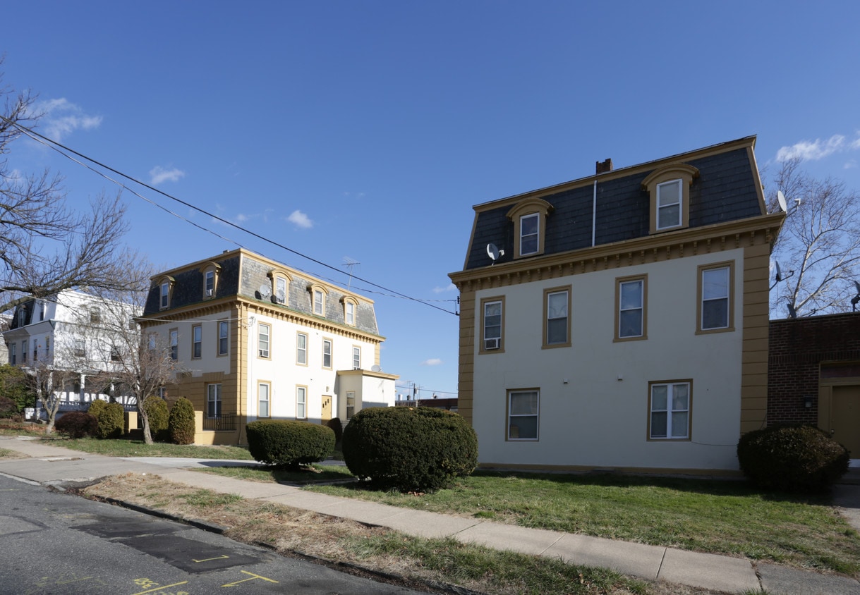 Primary Photo - Scenic Apartments