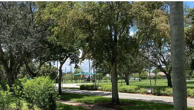 Foto del edificio - 2925 Edgehill Ln