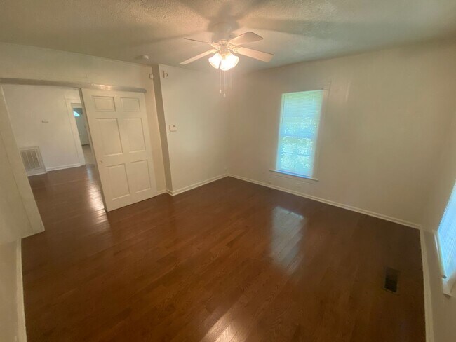 Foto del edificio - Big kitchen. Fenced yard. Walltown location. Under $1,300.