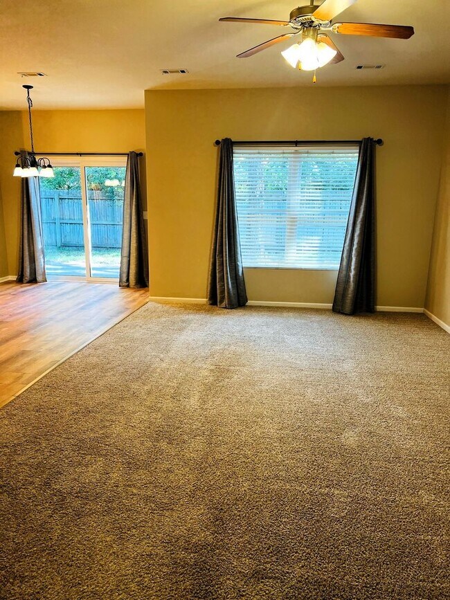 Building Photo - Charming 3-Bedroom Home with Modern Amenit...