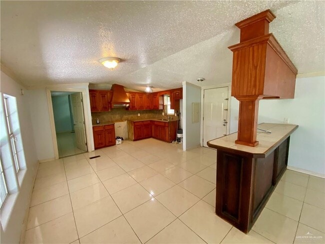 Building Photo - 15 Rd Runner St