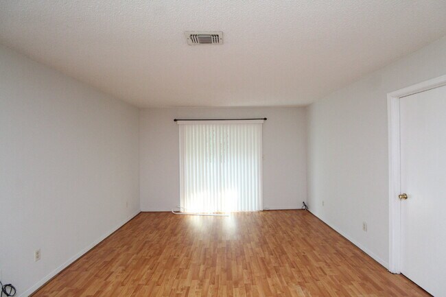 Foto del edificio - Updated 2BR/2BA Apartment Near UWF, Cordova Mall & Pensacola Airport
