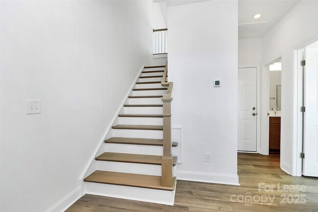 Foto del edificio - 7118 Westrow Ave