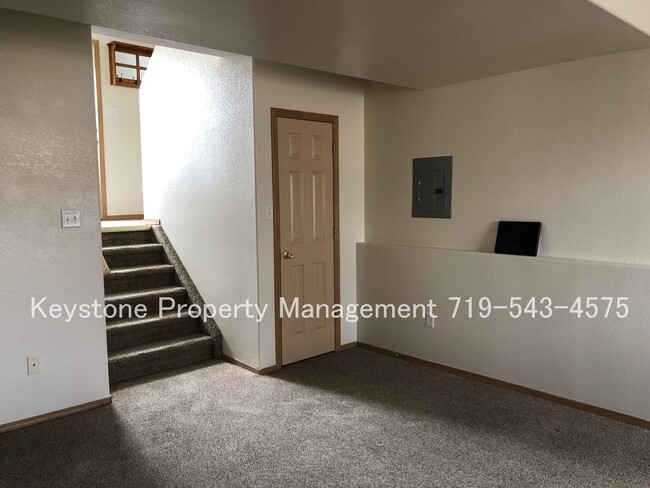 Foto del edificio - 377 - 379 W. Buttercup Way