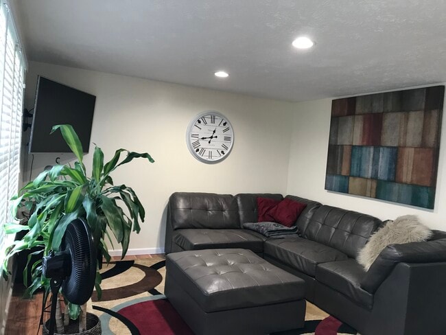 Living1 - 503 Cortland Dr E