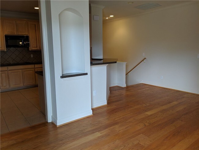 Building Photo - 5511 Oakwood Cove