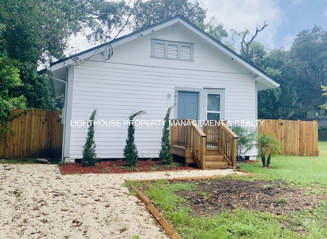 Building Photo - Cozy & Renovated 2 Bed/2 Bath Cottage Home!