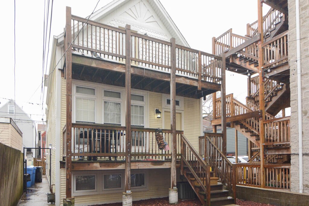 Primary Photo - 1509 W Wellington Ave