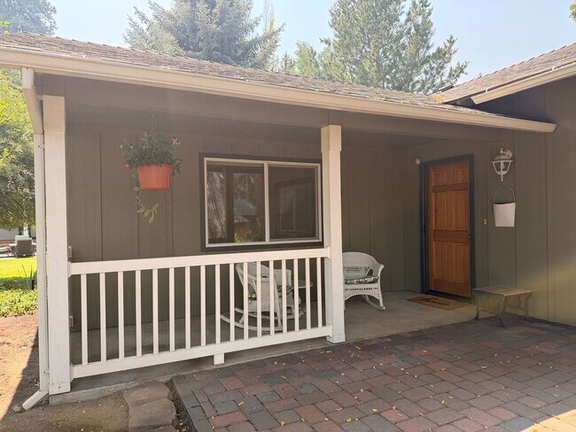 Foto del edificio - Hidden Gem in Midtown Bend – Utilities Included!