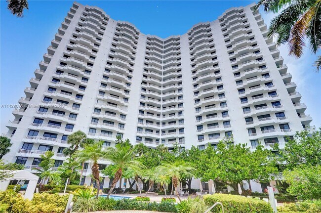 Foto del edificio - 3300 NE 192 St