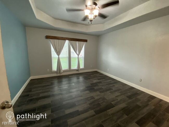 Foto del edificio - 3 br, 2 bath House - 3810 Elderberry Drive...