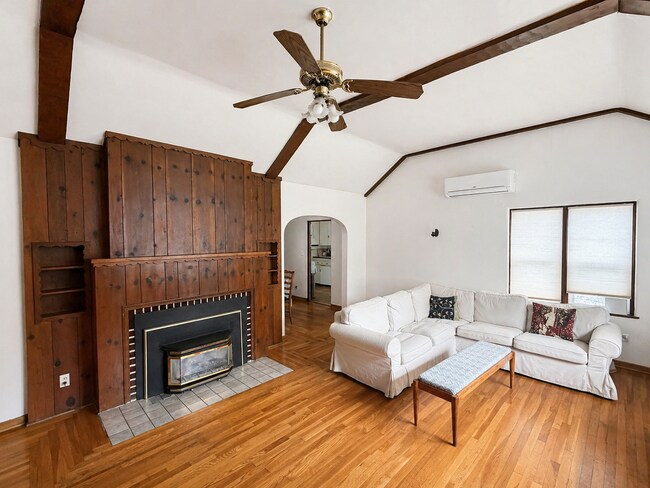Foto del edificio - RARE Opportunity to Live on Mansion Avenue! Across the Street From CSUC
