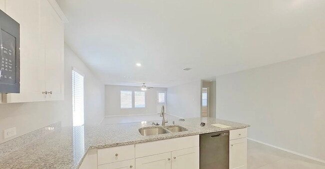 Foto del edificio - MOVE IN READY