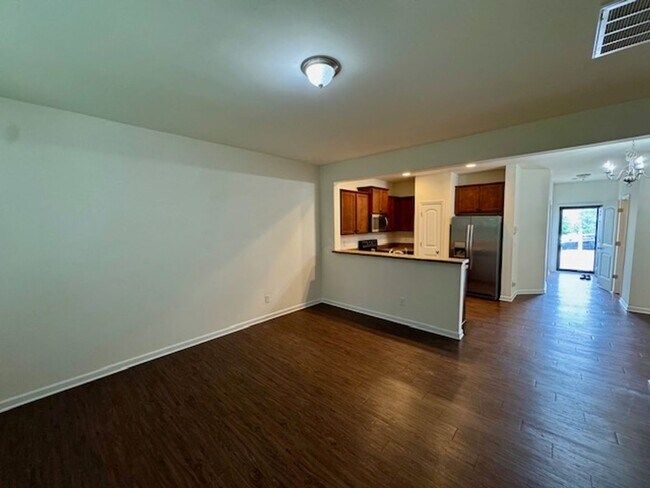 Foto del edificio - Crosstowne Townhome Available NOW!