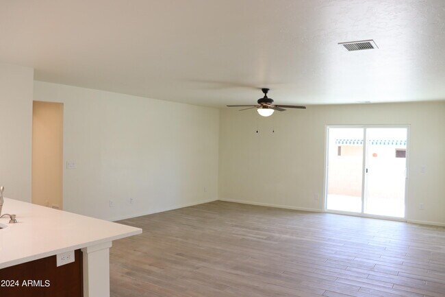 Foto del edificio - 719 Chase St