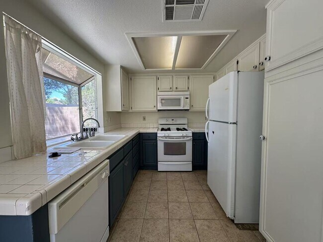 Building Photo - ozy 2-story single-family hom