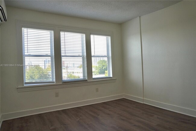 Building Photo - 501 SW 6th Ct