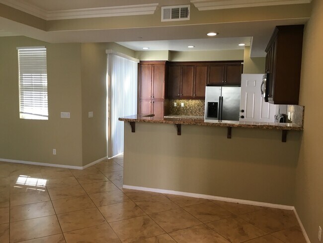 Building Photo - Columbus Square: 3 Bedroom 2.5 Bath Attach...