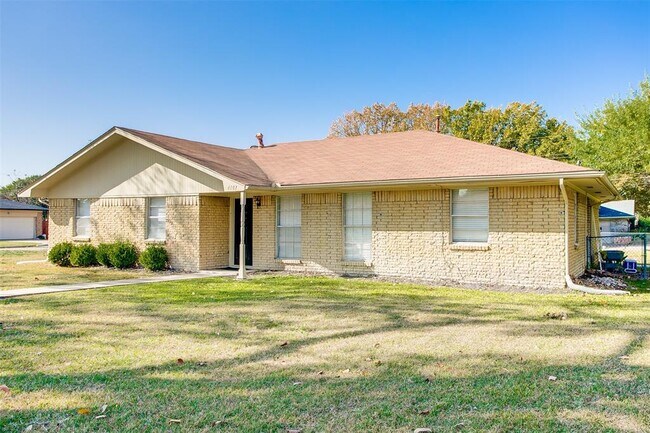 Building Photo - 4101 Skyline Dr