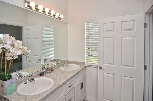 Foto del edificio - 13411 Hidden Palms Cv