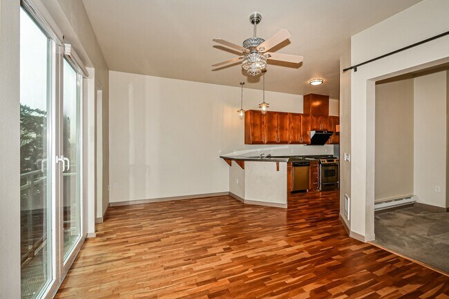 Foto del edificio - Prime Downtown Kirkland Location with Modern Finishes