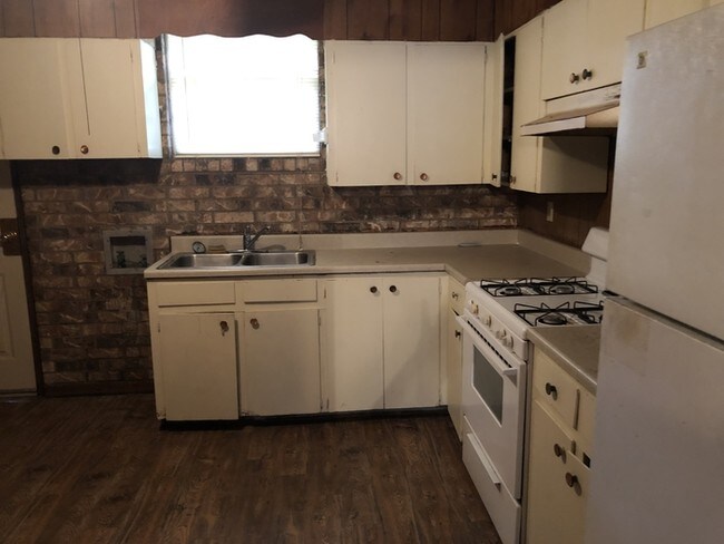 Building Photo - Nice 2 bedroom 1 bath flat apartment