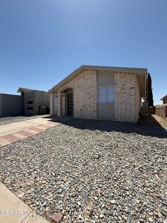 Building Photo - 9128 Bur Oak Cir