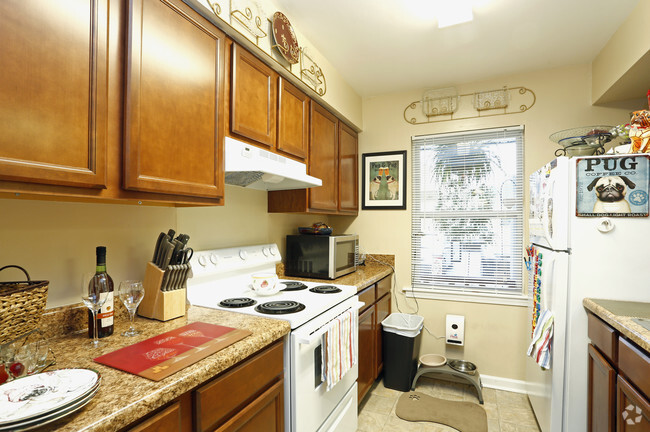 2BR, 1.5BA - 1000 SF- Kitchen - Wedgewood Arms Apartments