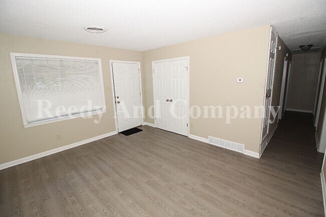 Foto del edificio - 324 McFarland Dr