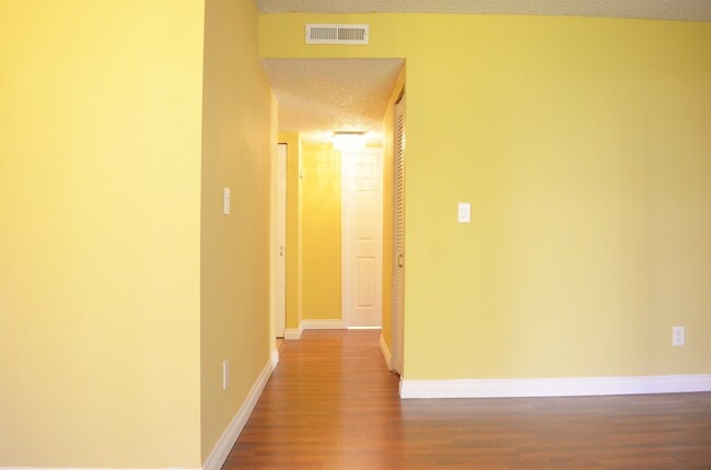 Building Photo - Cozy 2-Bedroom Condo in Prime Kingsgate Lo...