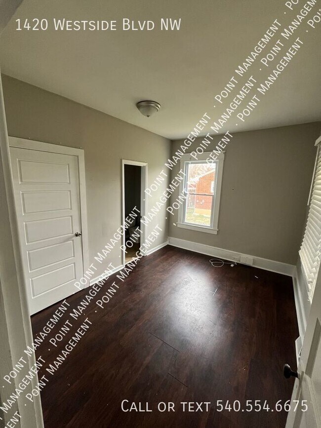 Building Photo - Spacious 2 bed 2 bath with Solar Panels!