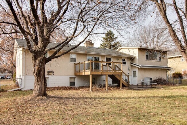 Building Photo - Spacious 6BR House in New Brighton