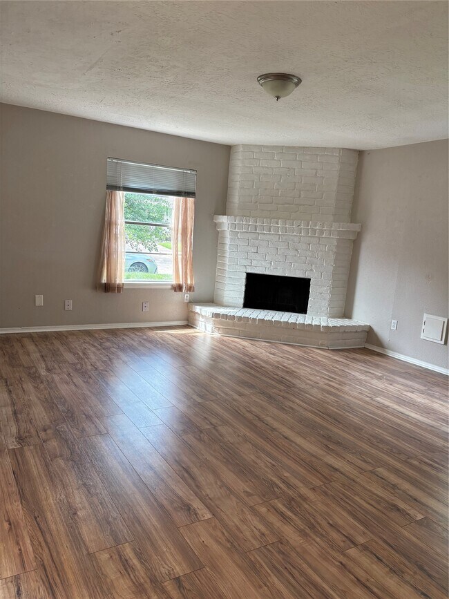Foto del edificio - 927 Three Forks Dr