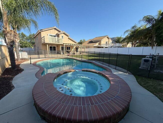 Foto del edificio - Beautiful 4 Bedroom Home in Lake Elsinore with Pool