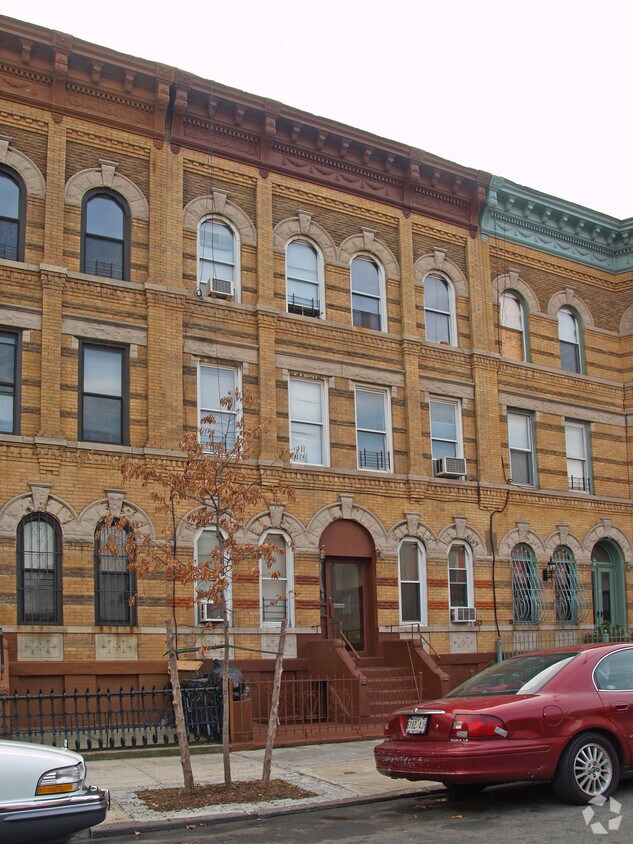 Building Photo - 698 Hancock St