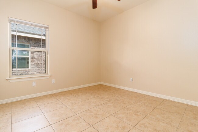 Building Photo - 2710 E Garfield Ave