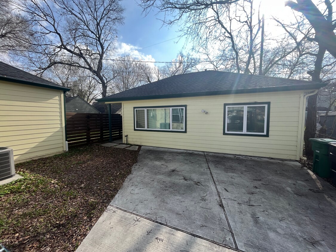 La casa de huéspedes está ubicada en la parte trasera de la propiedad con acceso privado. - 4388 Varsity Ln