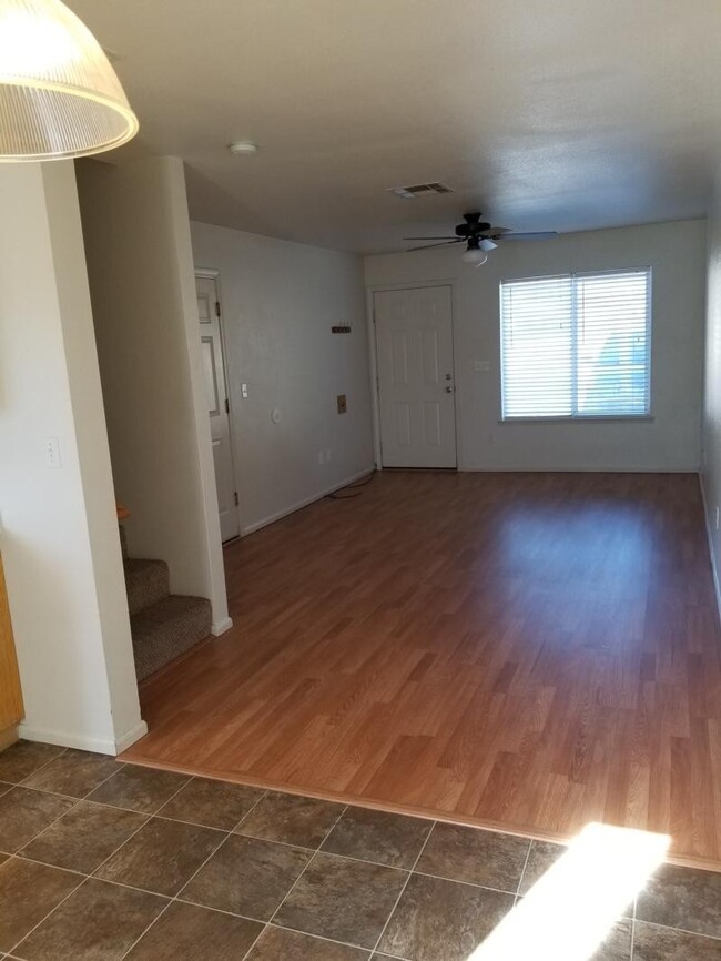 Building Photo - THREE BEDROOM TWO 1/2 BATH TOWNHOUSE!