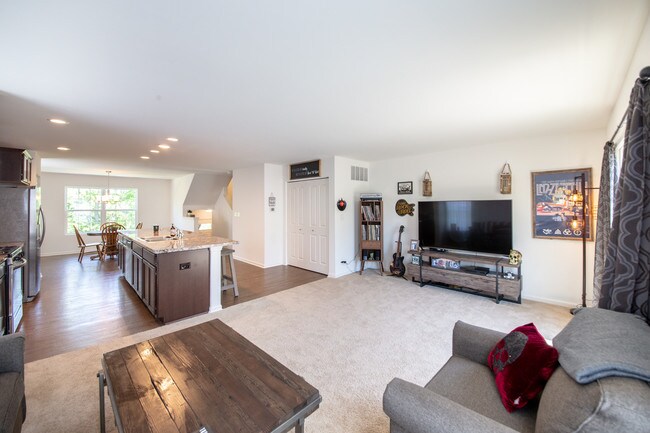 Building Photo - 2450 Aurora Dr