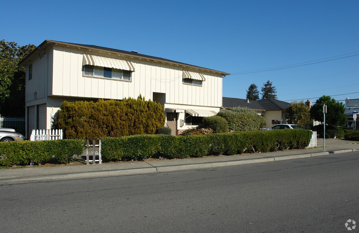 Building Photo - 1910 Latham St