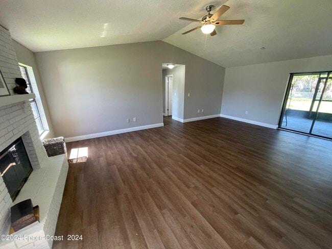 Foto del edificio - 1270 Gustrow Ave NW