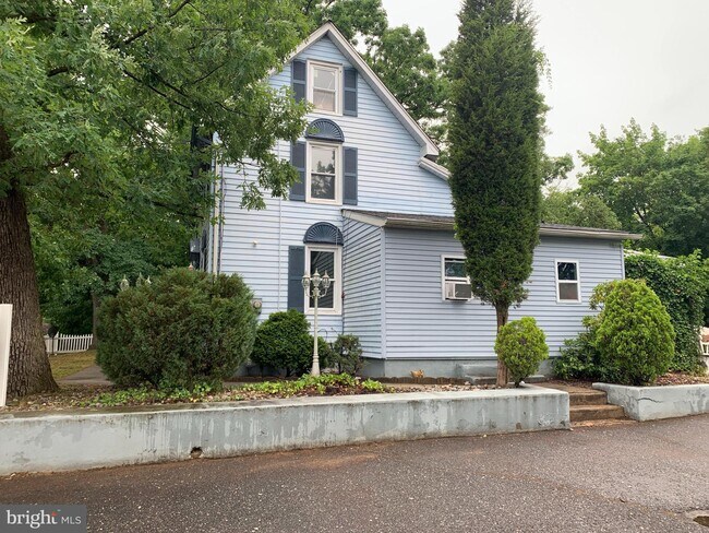 Building Photo - 62 W Oak Rd