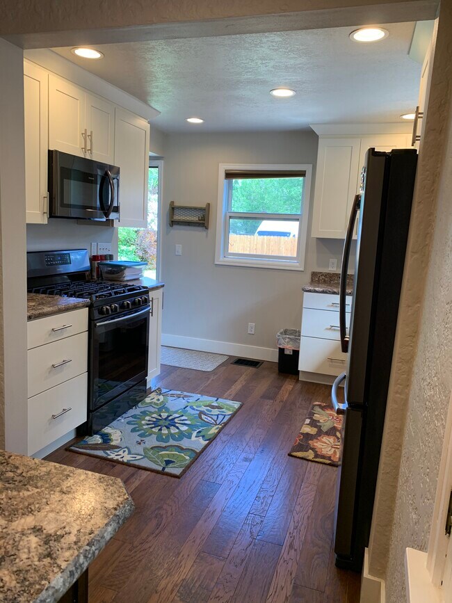 Building Photo - 521 Parkhill Dr