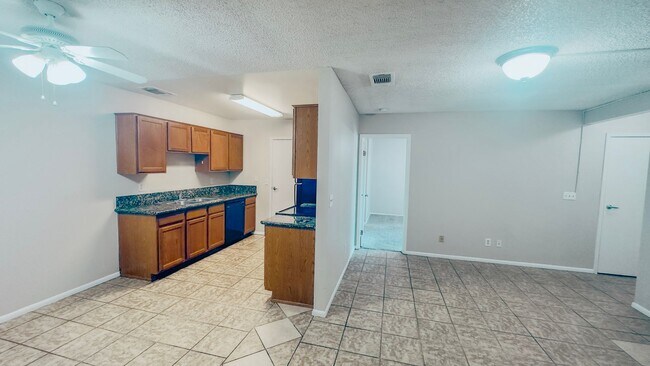 Foto del edificio - MOVE IN SPECIAL! Updated 2 Bed/2 Bath Cond...