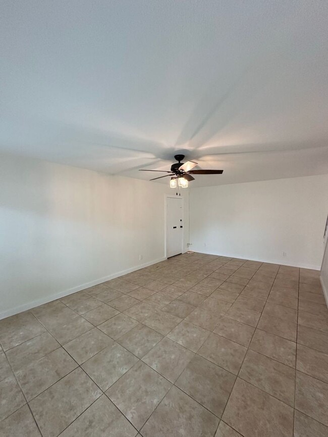 Foto del edificio - Anaheim 3 Bedroom 2.5 Bath Townhome - 1 Ca...