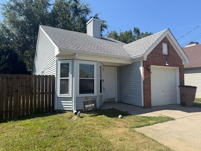 Building Photo - Cute Two Bedroom House in Donelson - Garage & Fenced Backyard